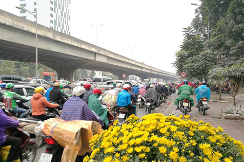 Tại các cửa ngõ Thủ đô, người dân di chuyển về quê thoải mái, không phải chịu cảnh ùn tắc hàng giờ như những năm chưa có dịch.