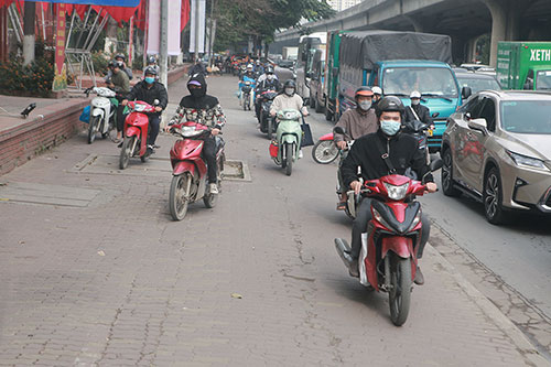 Lượng người tham gia giao thông đông đúc vào ngày cuối cùng năm 2018 âm lịch và ngày làm việc cuối cùng năm 2021 âm lịch.