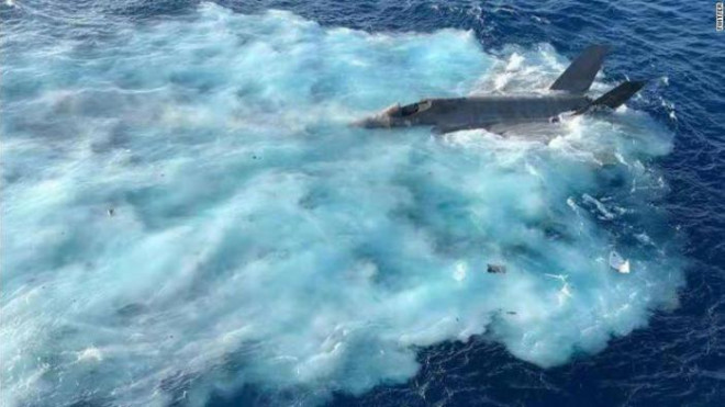 Hình ảnh chiến cơ F-35C của Mỹ rơi xuống Biển Đông. Ảnh - CNN
