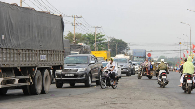 Dân ùn ùn về quê đón Tết, QL1 qua Đồng Nai ùn tắc - hình ảnh 3