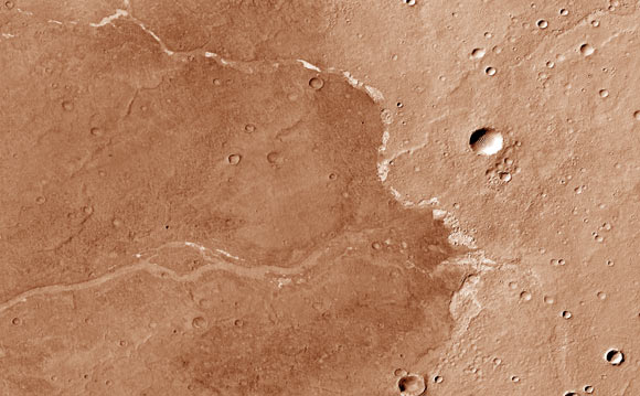 Dấu vết của muối trong một miệng hố va chạm bề ngang 1,5 km cho thấy nơi đây từng có một ao nước - Ảnh: NASA