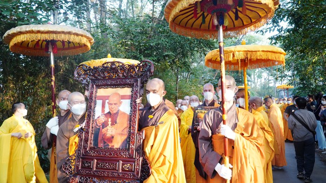 Hàng nghìn người tiễn đưa Thiền sư Thích Nhất Hạnh trong tĩnh lặng - hình ảnh 3