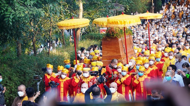 Hàng nghìn người tiễn đưa Thiền sư Thích Nhất Hạnh trong tĩnh lặng - hình ảnh 4