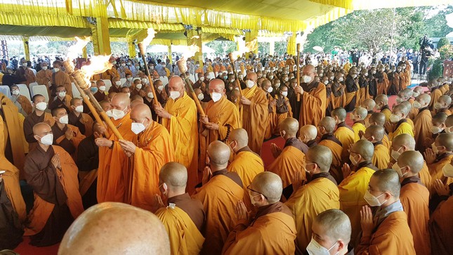 Hàng nghìn người tiễn đưa Thiền sư Thích Nhất Hạnh trong tĩnh lặng - hình ảnh 13