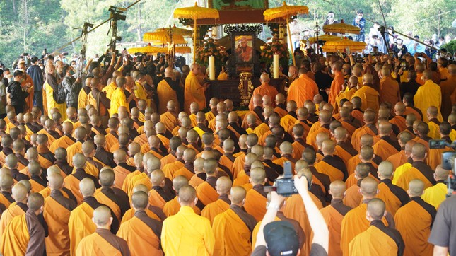 Hàng nghìn người tiễn đưa Thiền sư Thích Nhất Hạnh trong tĩnh lặng - hình ảnh 11