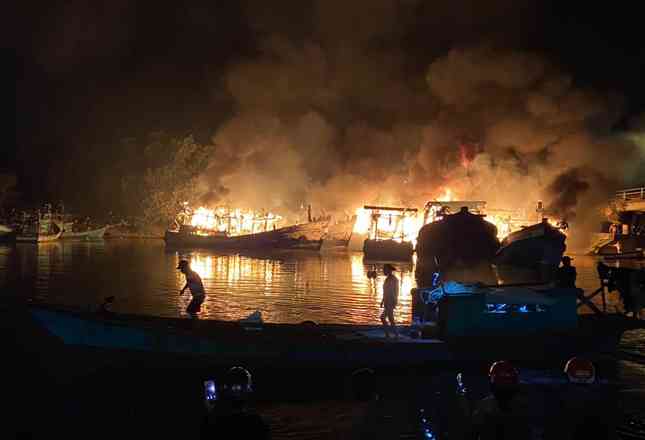 Điều tra nguyên nhân hàng loạt tàu cá bốc cháy ở Kiên Giang - hình ảnh 1
