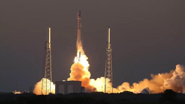 Tên lửa Falcon 9 của SpaceX mang theo tàu vũ trụ của Đài quan sát Khí hậu Không gian Sâu của NOAA được phóng lên từ Cape Canaveral vào tháng 2 năm 2015.