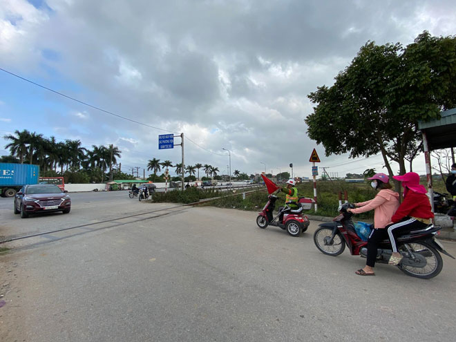 13 năm ông Xá làm công việc gác chắn tàu khiến số vụ tai nạn giao thông tại đây giảm mạnh.