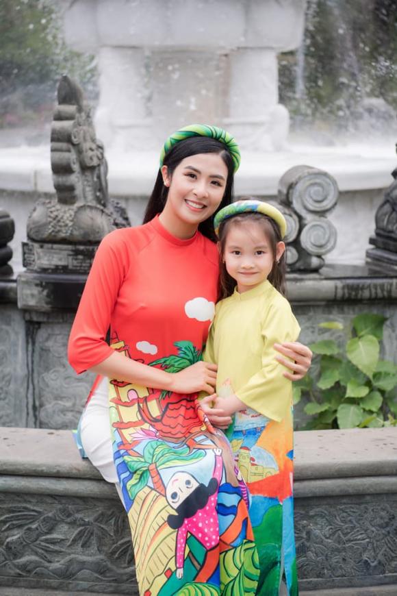 Hoa hậu Ngọc Hân bên cạnh con gái nuôi