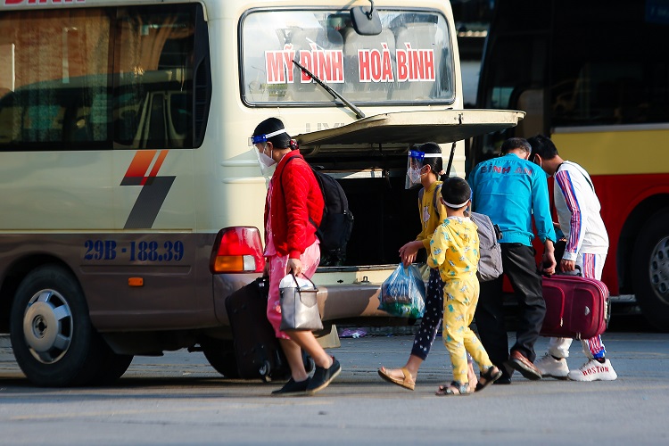 Tương tự, tại bến xe Giáp Bát, số lượng người mua vé tại các nhà xe cũng rất vắng vẻ.