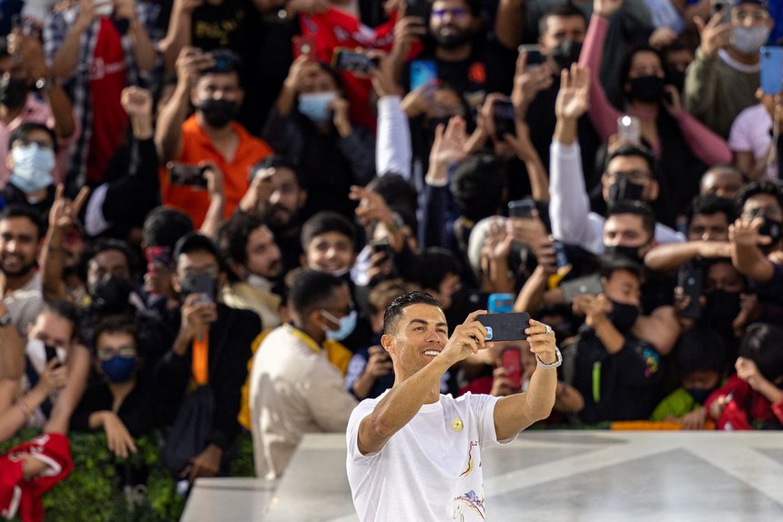 Ronaldo chụp ảnh selfie cùng các CĐV