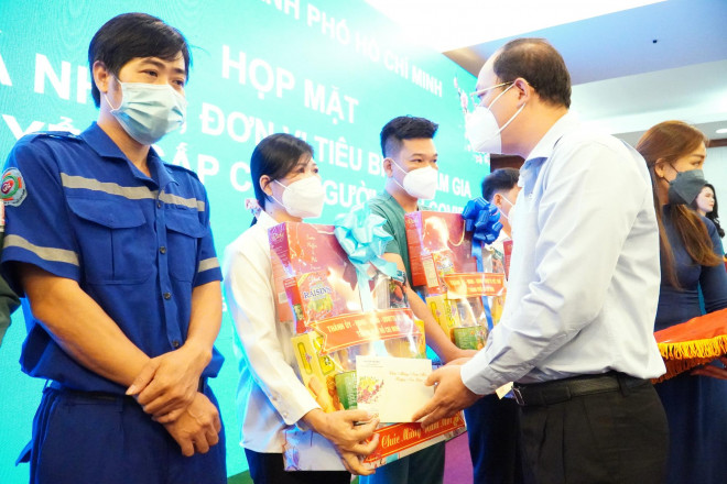 Phó Bí thư Thành ủy TP HCM Nguyễn Hồ Hải tặng quà tri ân đến vợ của tài xế Phan Thành Minh Nhựt, người đã mãi mãi ra đi khi làm nhiệm vụ.