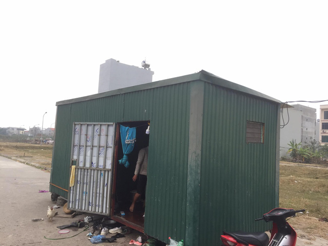 Căn nhà bằng container đặt ở giữa đồng để tiện chăn nuôi lợn, gà và trông cá, tôm của gia đình bà Hải.