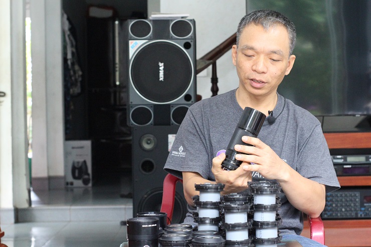 Anh Vũ Thanh Phúc biến những chiếc ống kính máy ảnh cũ, hỏng thành sản phẩm được nhiều người yêu thích.