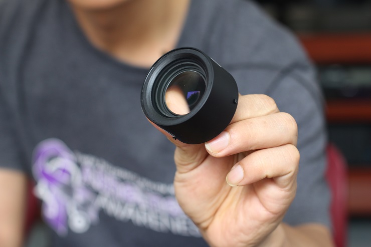 Những chiếc lens macro được chế tạo rất gọn, nhẹ với giá thành rẻ dành riêng cho smartphone.