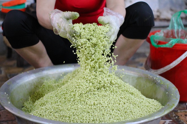 Khám phá làng gói bánh chưng “siêu tốc” giữa Thủ đô, chưa đầy 40 giây xong một chiếc bánh - 2