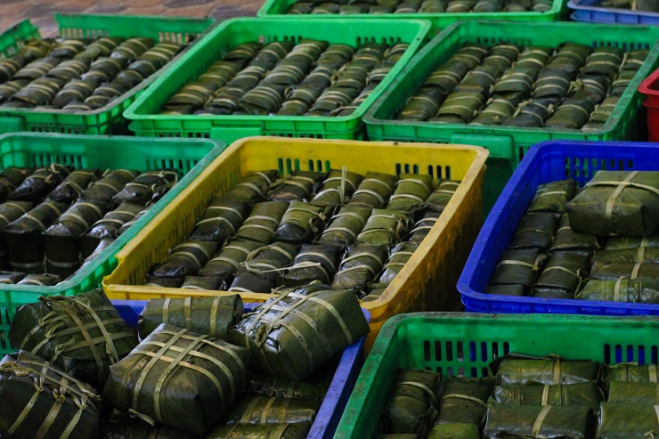 Mỗi ngày, những gia đình làm bánh lớn cung cấp ra thị trường từ vài nghìn đến cả chục nghìn chiếc bánh chưng.