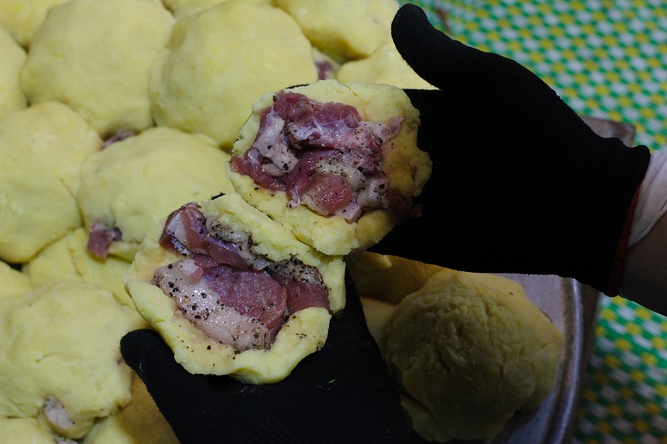 Thịt lợn cũng phải là loại có cả nạc cả mỡ được bọc bên ngoài bằng đậu xanh.