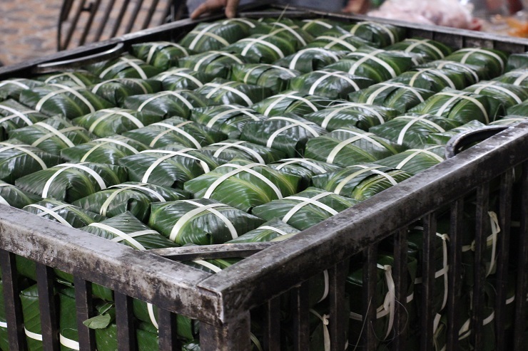 Bánh được xếp cẩn thận và luộc từ 8-10 tiếng.