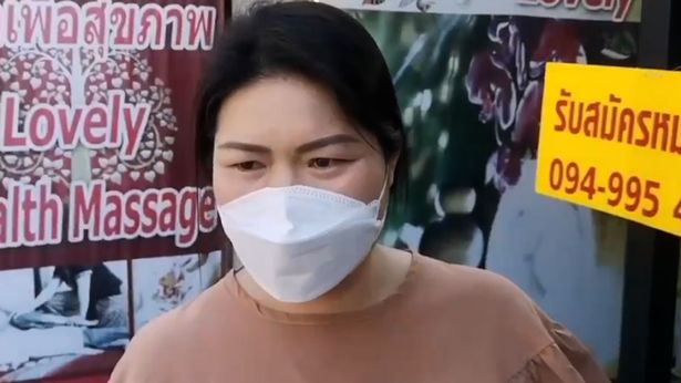 Nữ nhân viên Oraya. Ảnh: Viral Press