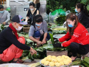 Thị trường - Tiêu dùng - Khám phá làng gói bánh chưng “siêu tốc” giữa Thủ đô, chưa đầy 40 giây xong một chiếc bánh