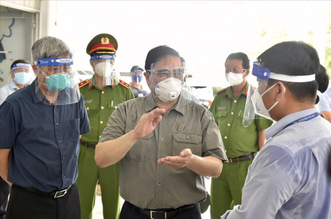 Thủ tướng Phạm Minh Chính thị sát công tác phòng chống dịch, thăm hỏi, động viên người dân trong vùng cách ly phong tỏa ở TPHCM. Ảnh Chinhphu.vn