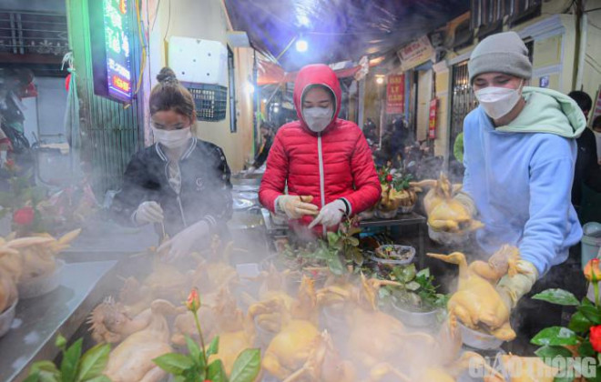 Gà cúng Giao thừa có nhiều kích cỡ với giá 350.000-400.000 đồng/kg. Trung bình khoảng 800.000-1.000.000 đồng/con.