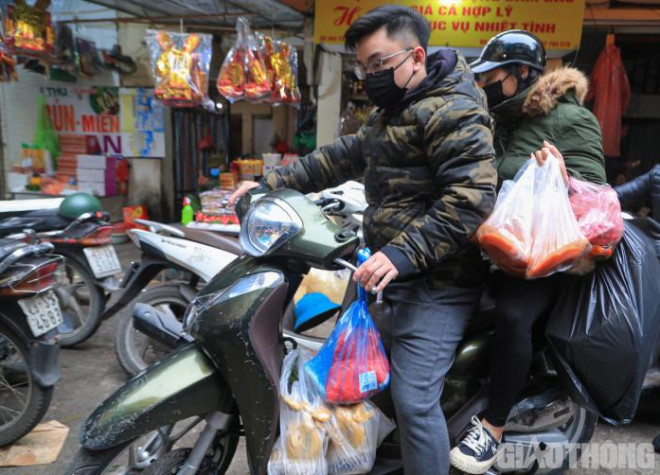 Thường xuyên ghé chợ Hàng Bè, chị Hoài Thu (phố Hàng Buồm) chia sẻ: "Tôi mua tổng cộng 5 con gà với giá 4.500.000 đồng và phải đặt cọc tiền với cửa hàng trước đó 4 ngày. Mặc dù có giá khá cao nhưng bù lại sản phẩm ở đây nức tiếng tươi ngon nên tôi vẫn ưu tiên lựa chọn".