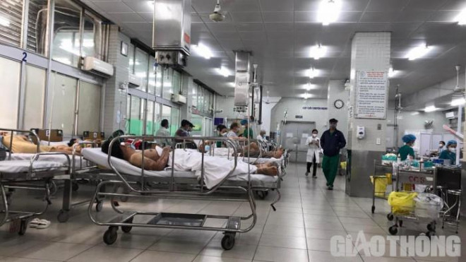 Bệnh nhân cấp cứu hầu như luôn kín giường tại Bệnh viện Chợ Rẫy
