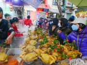 Tin tức trong ngày - Người Hà Nội chen chân &quot;chợ nhà giàu&quot; mua gà ngậm hoa hồng cúng Giao thừa