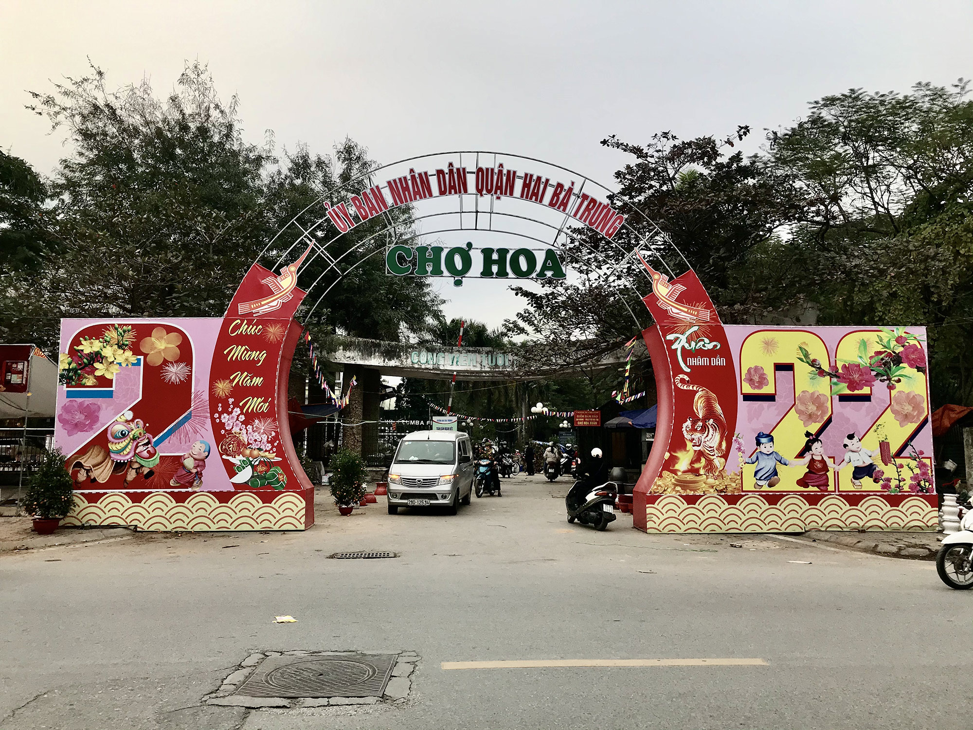 &#34;Siêu sale&#34; hoa Tết nhưng vẫn ế, thương lái chọn cách xử lý mới - 19