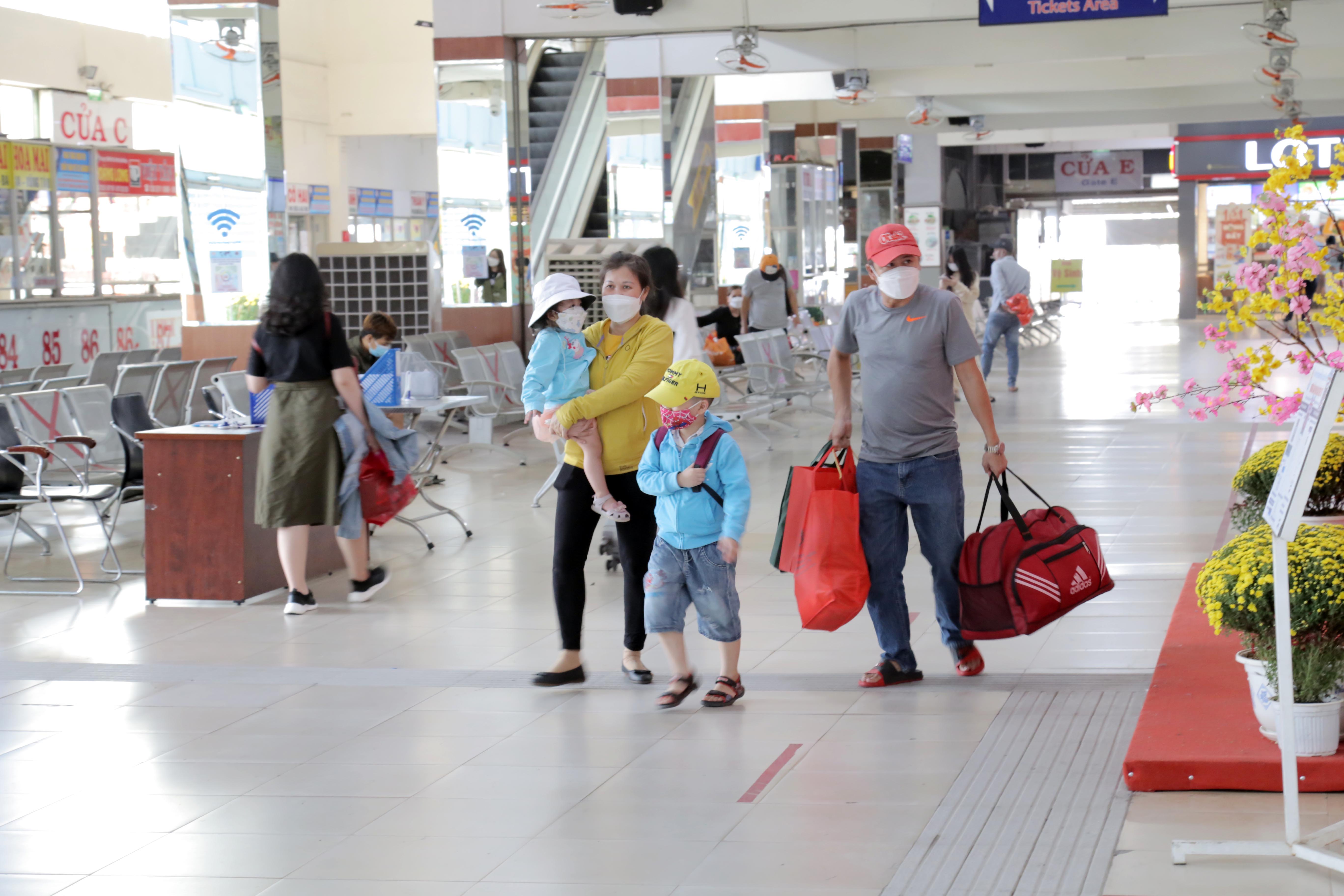 Ngày cuối cùng của năm Tân Sửu, hành khách chủ yếu về các tuyến Đồng Nai, Vũng Tàu, Bình Thuận. Ngoài ra, còn có một vài xe khách tuyến Phú Yên, Quảng Ngãi, Bình Định cũng xuất bến trong chiều hôm nay.