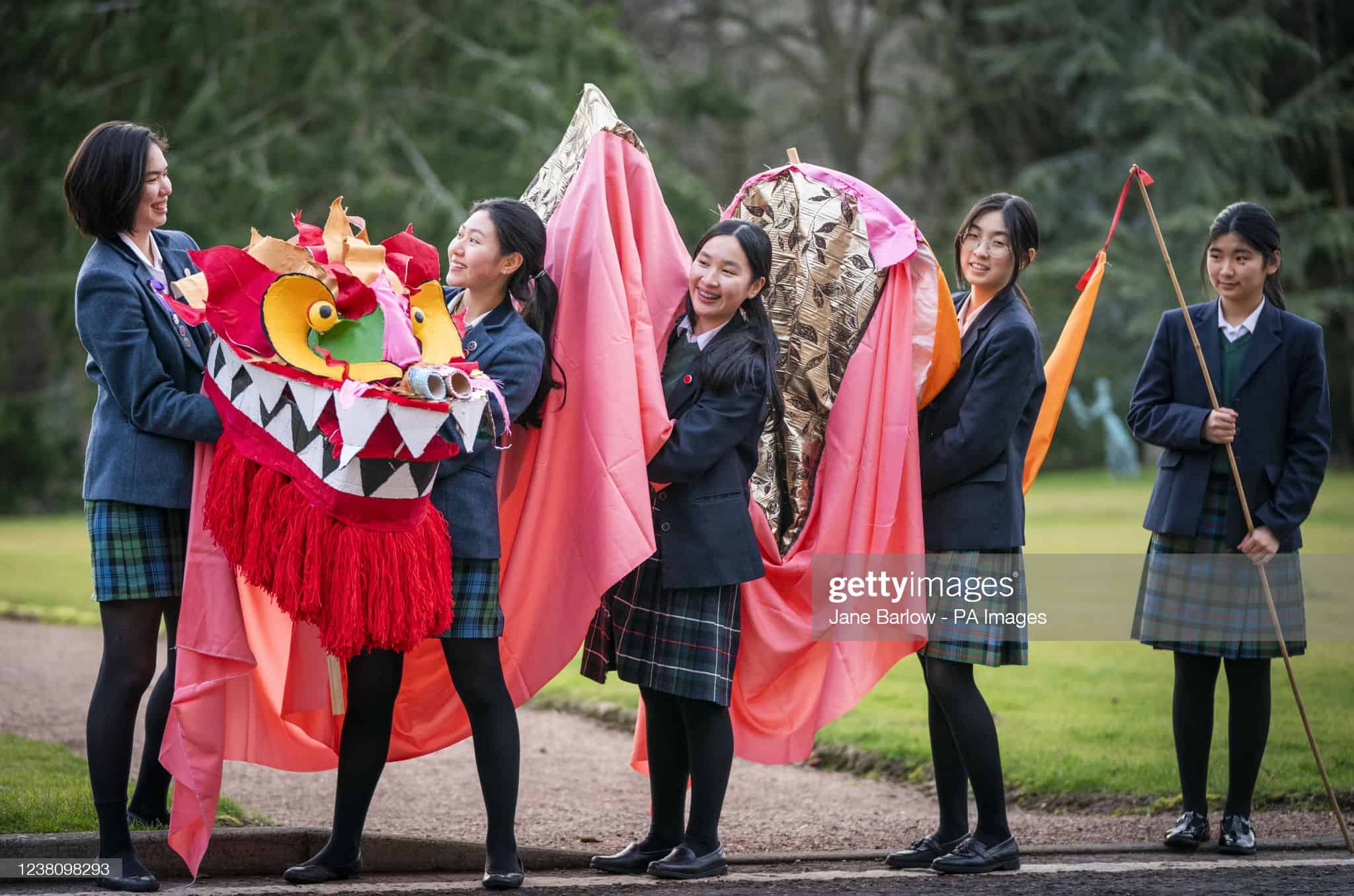 Sinh viên châu Á ở trường Kilgraston, thị trấn Bridge of Earn, hạt Perthshire, Anh, biểu diễn màn múa đầu rồng 6 người hôm 31/1 để chào mừng Tết Nguyên đán. Ảnh: Getty