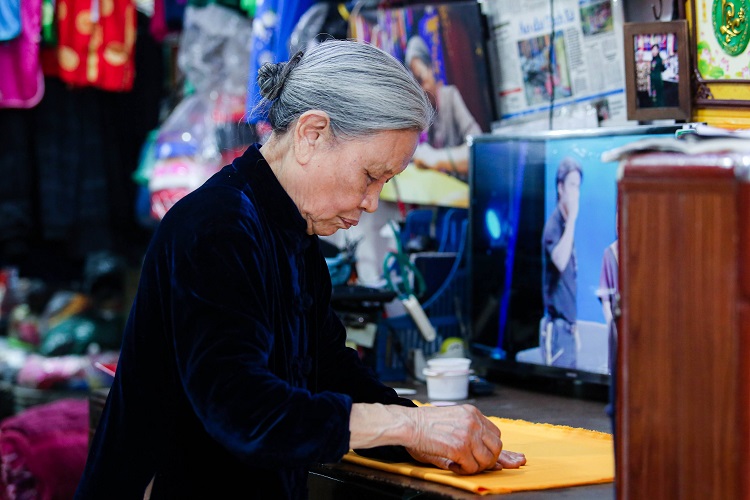 Cụ Lê Thị Quyến quê gốc ở làng Trạch Xá, huyện Ứng Hòa (Hà Nội) một trong những địa điểm nổi tiếng với nghề may áo dài truyền thống từ hàng trăm năm nay.