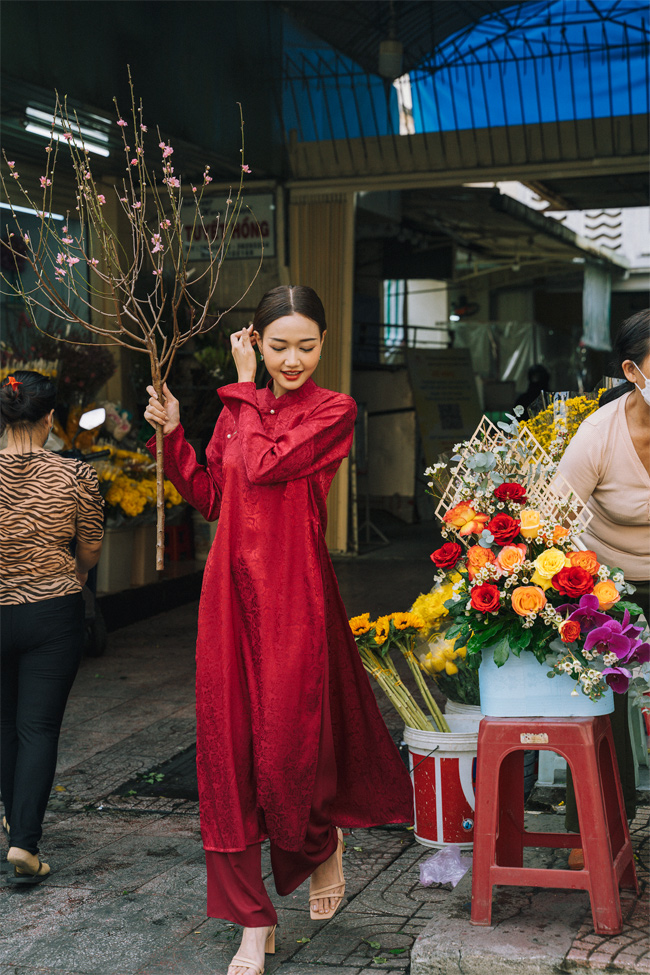 Cô được yêu mến nhờ vẻ đẹp nữ tính, nhẹ nhàng và nụ cười tỏa nắng.&nbsp;
