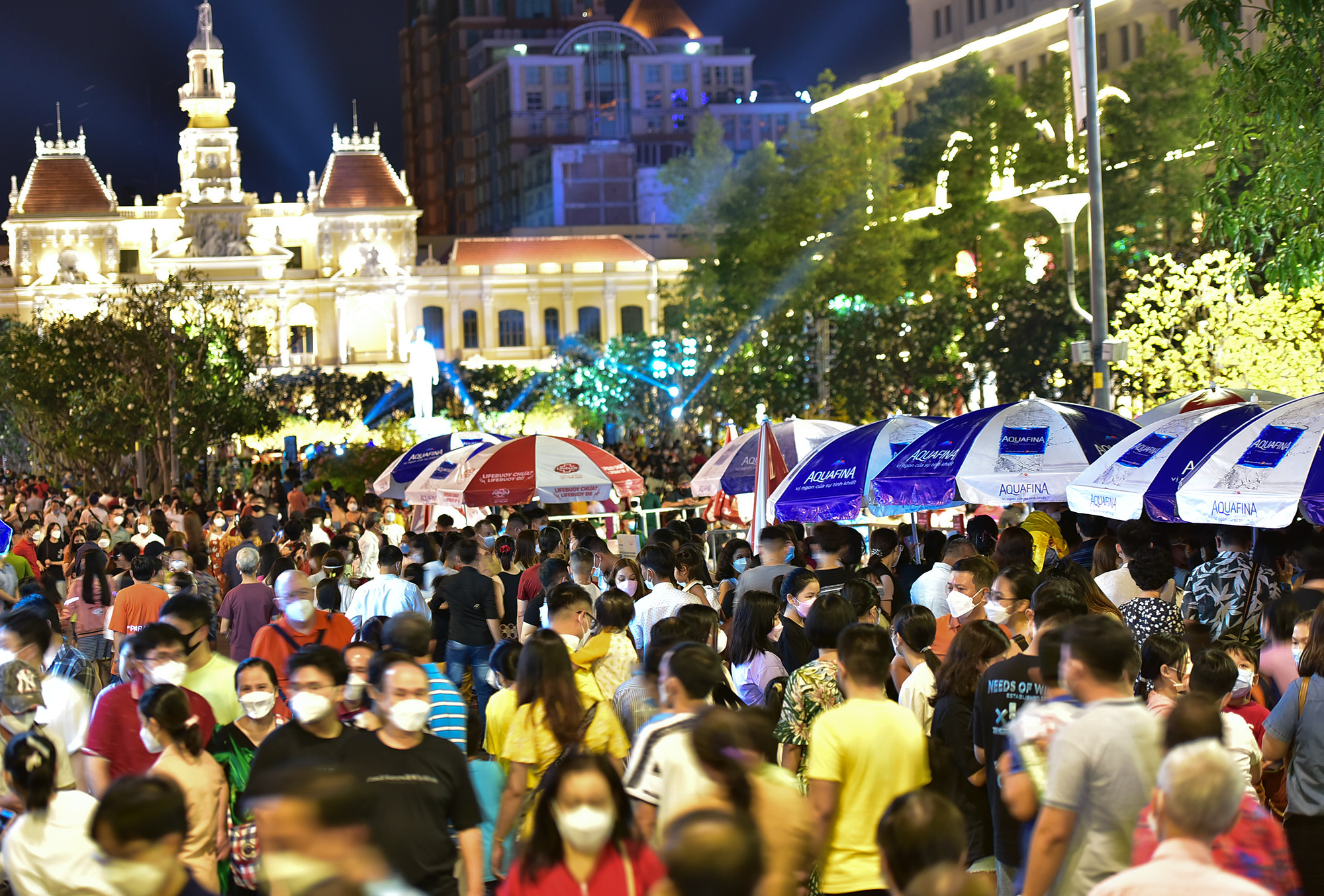 Tại cổng vào, do bên trong đang đông người tham quan, bên ngoài hàng trăm người chen chúc chờ đến lượt vào đường hoa.