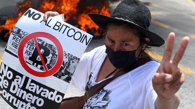 Một người biểu tình phản đối bitcoin ở San Salvador ngày 15/9. Ảnh: Marvin Recinos/AFP.