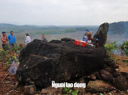 Nhiều người đồn rằng, rùa đá rất tâm linh, đầu rùa "dịch chuyển" về hướng nào thì ắt ngôi làng đó sắp tới sẽ có nhiều người đỗ đạt, làm quan