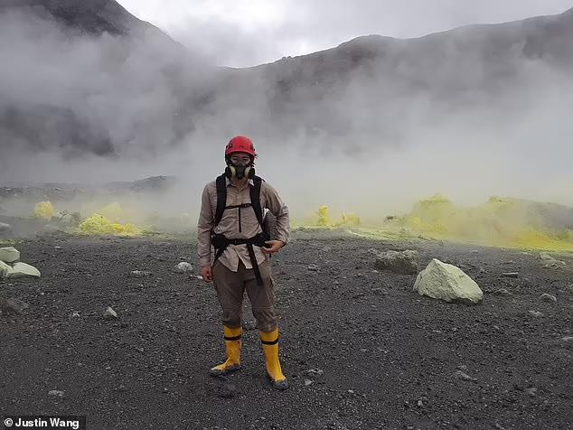 Một nhà khoa học mang mặt nạ phòng độc khi nghiên cứu thực địa tại hồ núi lửa "tử thần", nơi có một đàn sinh vật quái dị đang sống khỏe - Ảnh: Justin Wang