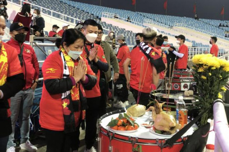 ĐT Việt Nam đấu Trung Quốc mùng 1 Tết: Fan cúng thịt gà, bánh chưng ở Mỹ Đình