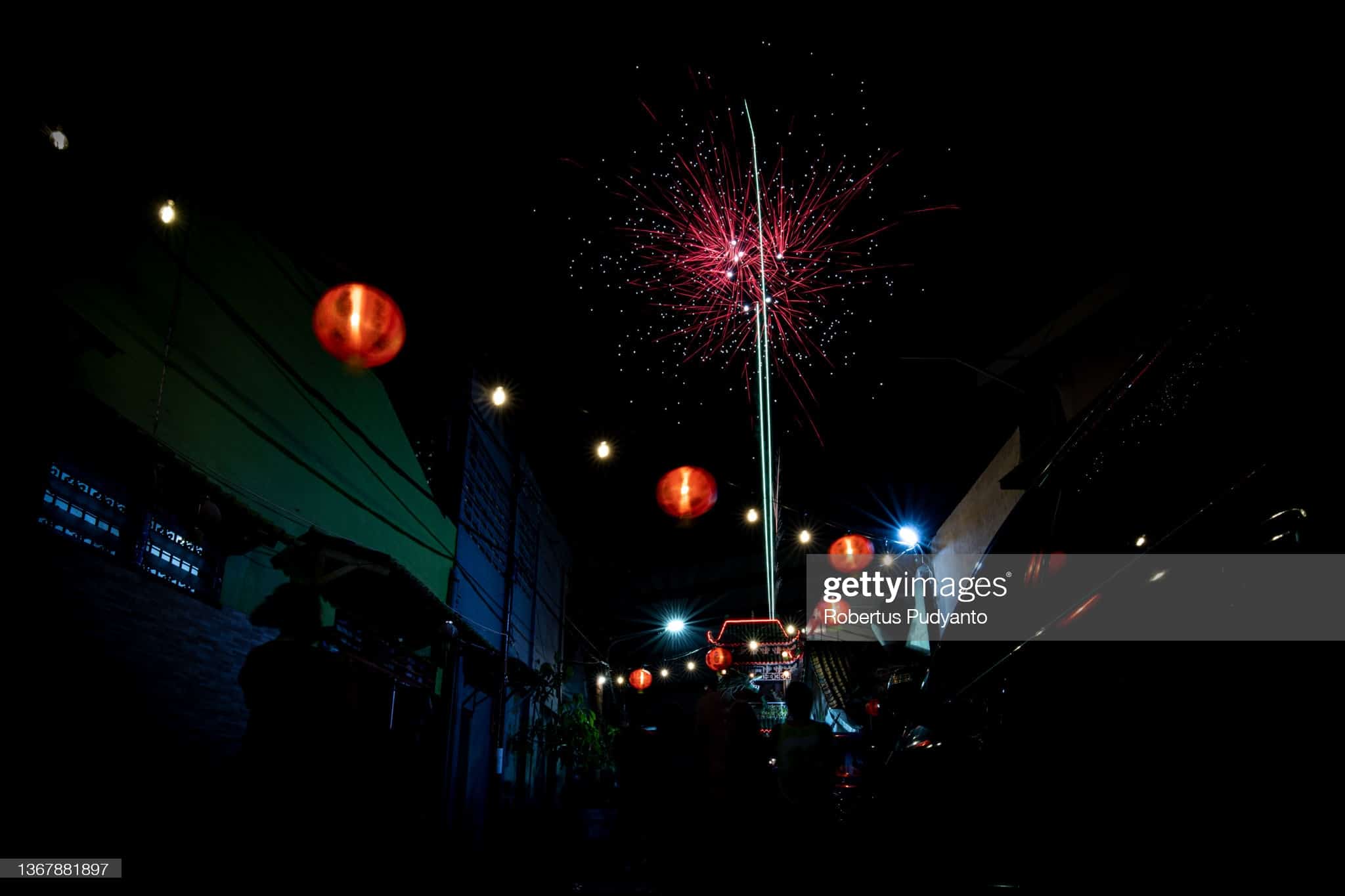 Pháo hoa rực sáng trên bầu trời ở một ngôi làng người Hoa tại thành phố Surabaya, Indonesia hôm 1/2 (mùng 1 Tết). Cộng đồng người Hoa ở Đông Nam Á đang đón Tết Nguyên đán rất sôi nổi và từng bừng, bất chấp dịch bệnh Covid-19. Ảnh Getty