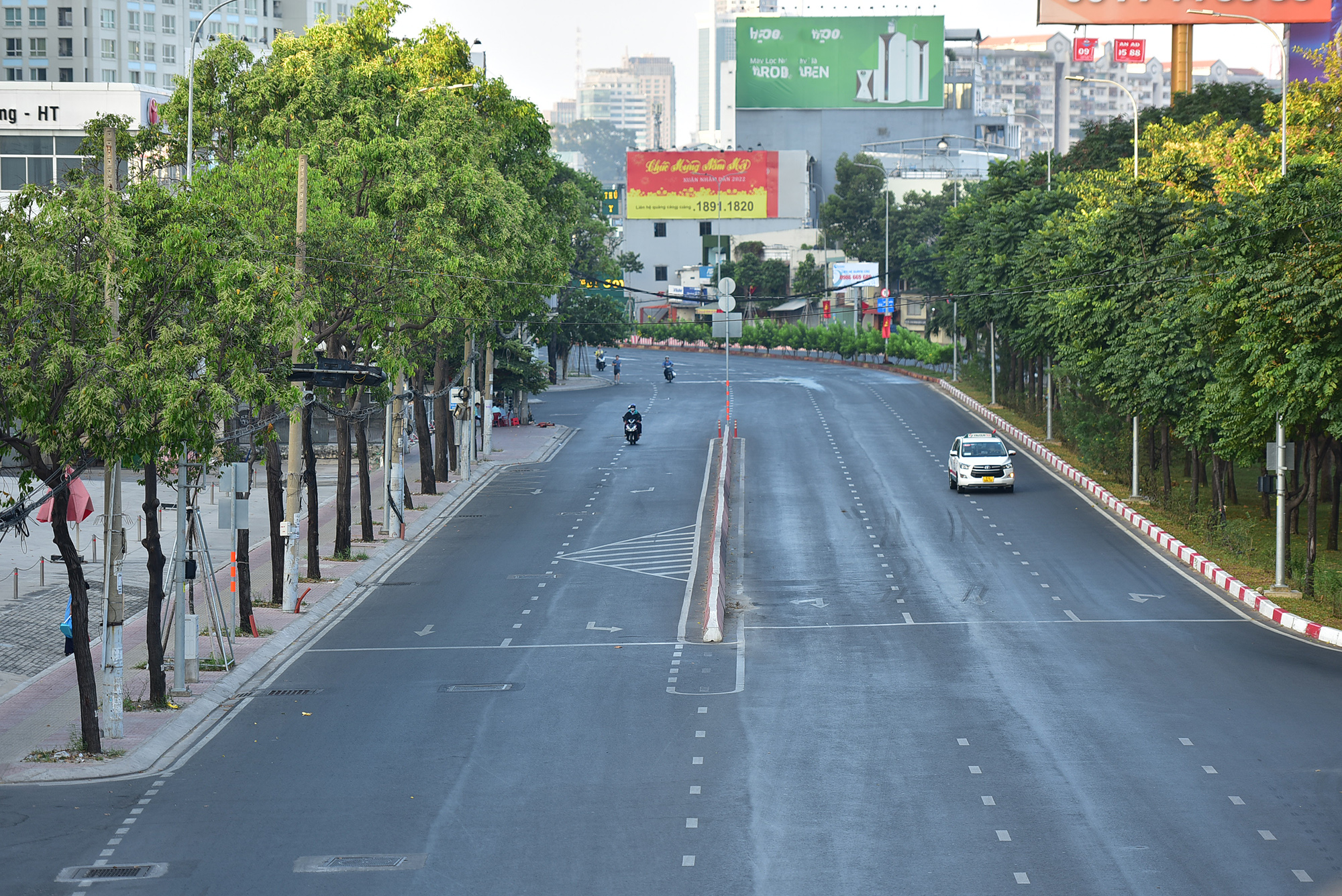 Ngày đầu tiên của năm mới Nhâm Dần 2022, cửa ngõ phía đông vào trung tâm thành phố qua đường Nguyễn Hữu Cảnh, quận Bình Thạnh cũng chỉ có lác đác xe di chuyển.