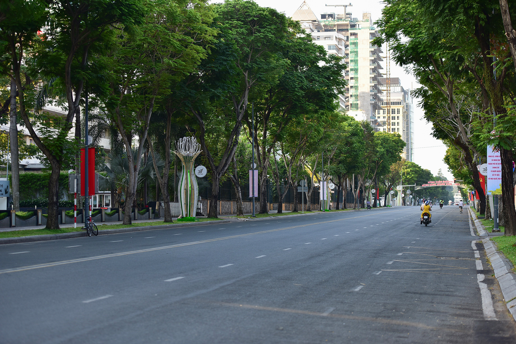 Đường Lê Duẩn người di chuyển chủ yếu bằng xe máy, xe đạp.