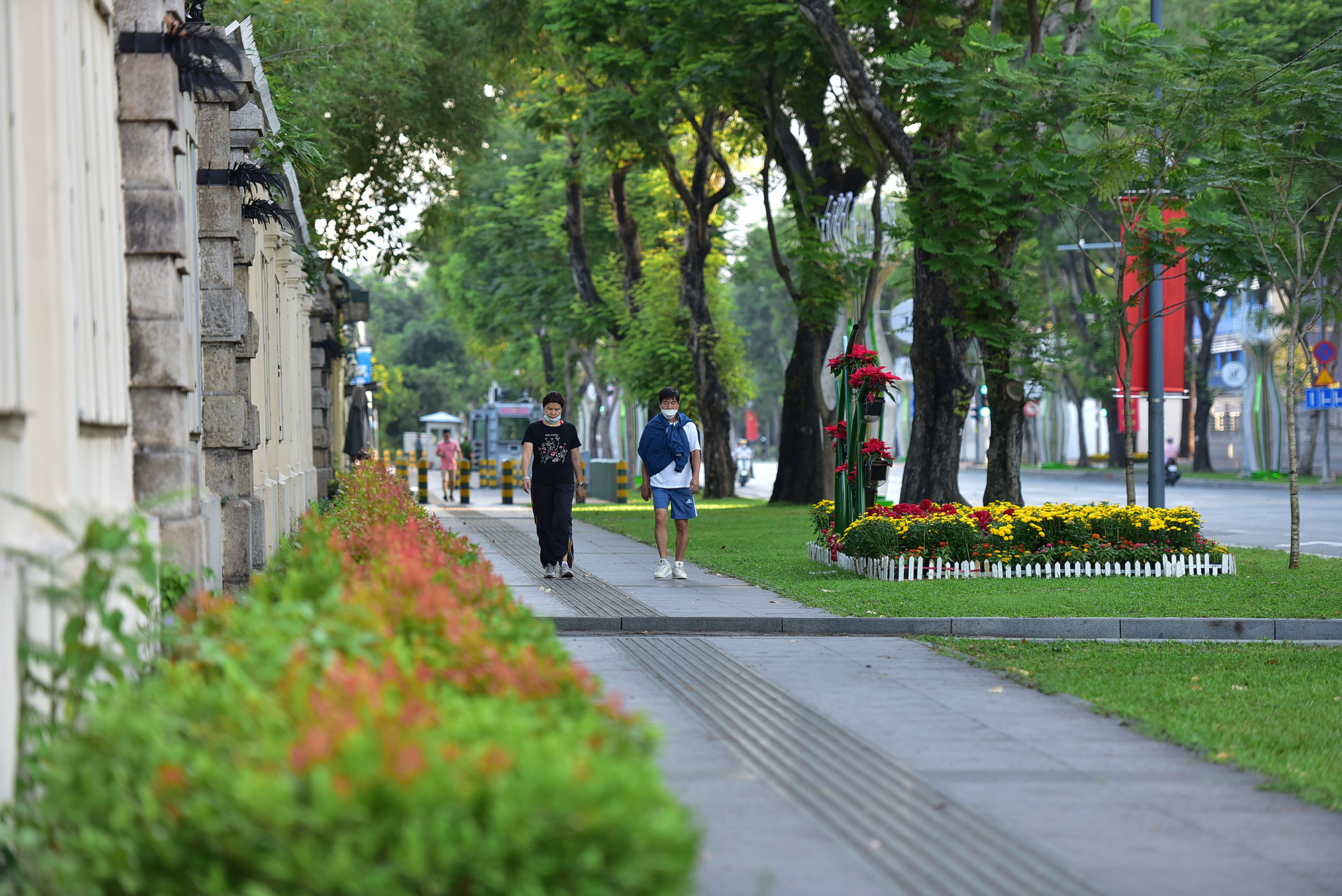 Người dân thong thả đi bộ trên vỉa hè các tuyến đường trung tâm thành phố trong sáng sớm nay.