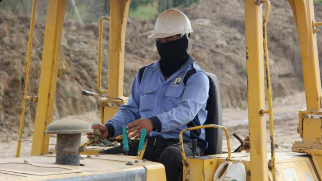 Anh Phan Văn Toàn, công nhân Công ty Phúc Lộc lái xe ủi san gạt đất đá mặt đường tại gói thầu XL-01.