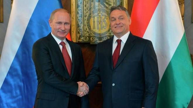 Tổng thống Nga Vladimir Putin (trái) gặp&nbsp;Thủ tướng Hungary - ông&nbsp; Viktor Orban tại Moscow ngày 1-2. Ảnh: AP