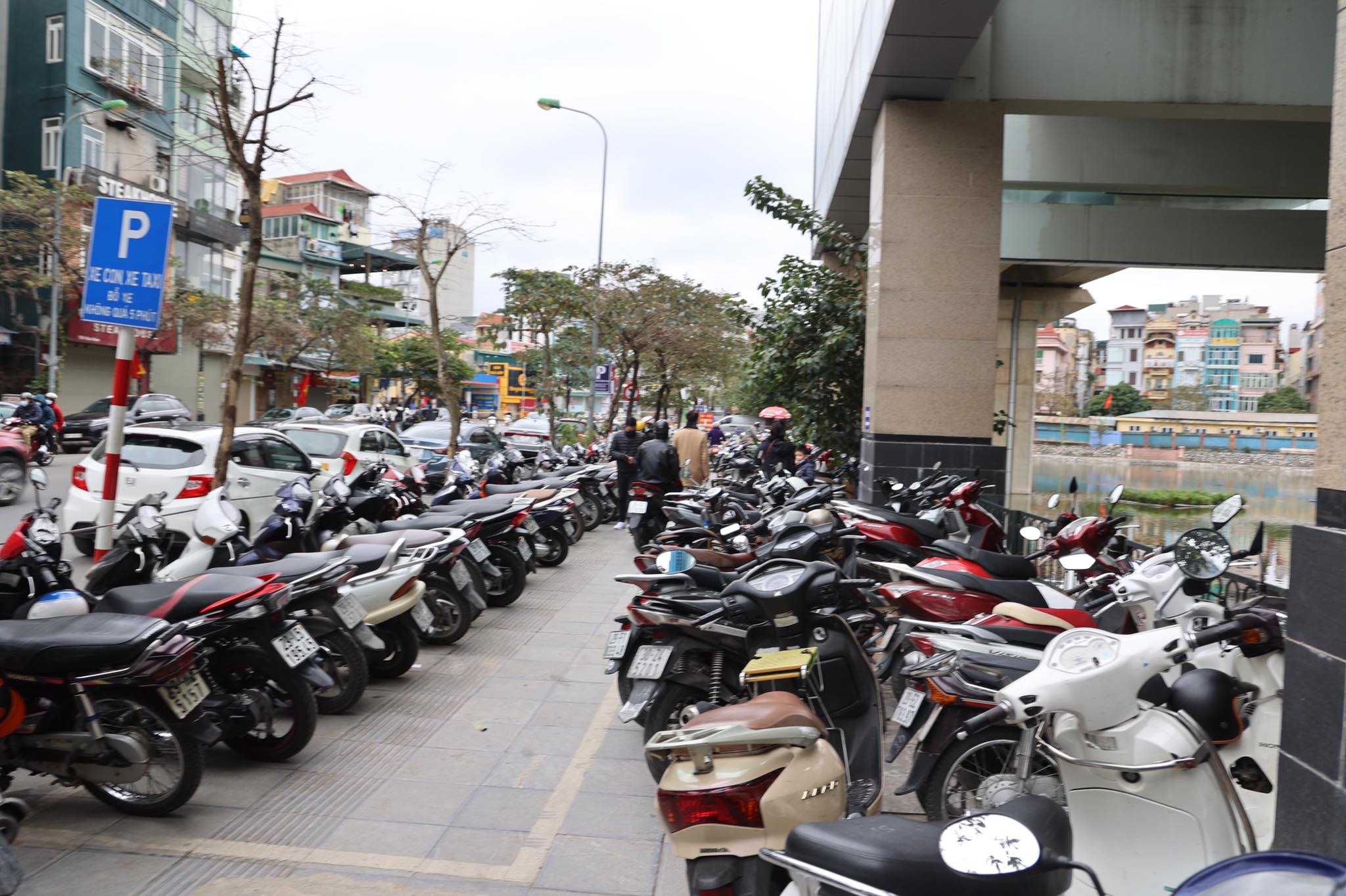 Theo ghi nhận của PV, ngày 2/2 (Mùng 2 Tết Nhâm Dần), lượng khách đổ về các nhà ga tuyến tàu điện Cát Linh - Hà Đông rất đông. Bãi xe tại ga Cát Linh chật kín xe máy.