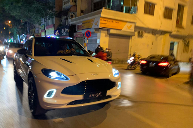Siêu xe SUV Aston Martin DBX chính hãng 13 tỷ đồng về tay chủ nhân mới - 1