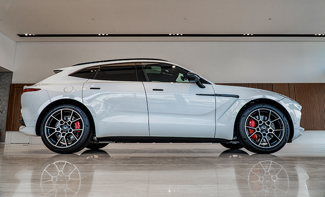 Siêu xe SUV Aston Martin DBX chính hãng 13 tỷ đồng về tay chủ nhân mới - 3