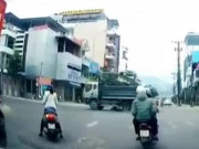 Tin tức trong ngày - Clip: Vội vượt vài giây cuối đèn đỏ, tài xế cùng xe máy lao vào gầm xe tải